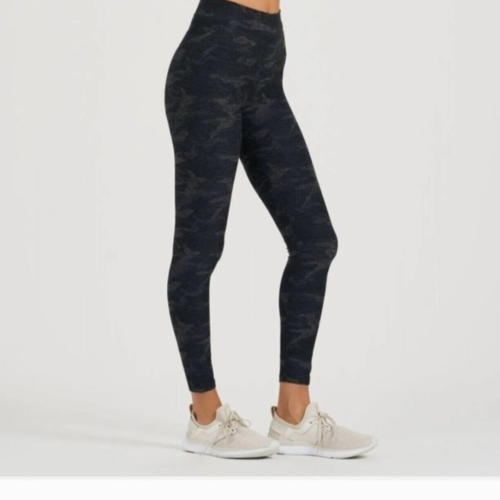 Vuori Clean Elevation Black Camouflage Leggings Sizw X Small 25" Inseam